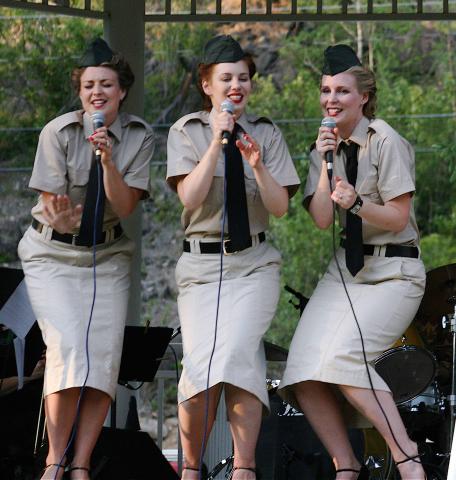 Andrews Sisters Tribute: Back to Entertain