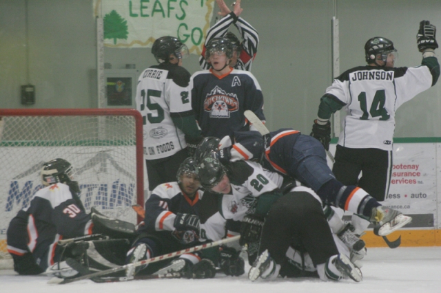 Leafs beat up Hawks 9-1 to square Murdoch Semi Final