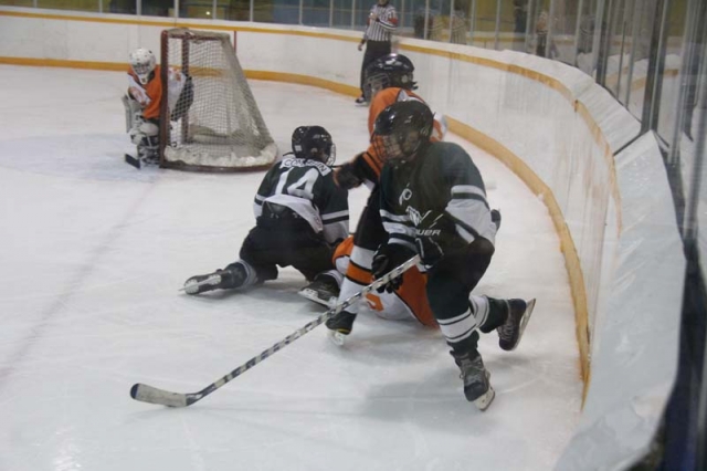 Peewee Leafs double Rossland/Trail 4-2 to clinch West Kootenay semi final series, now meet Castlegar Sunday in Sunflower City