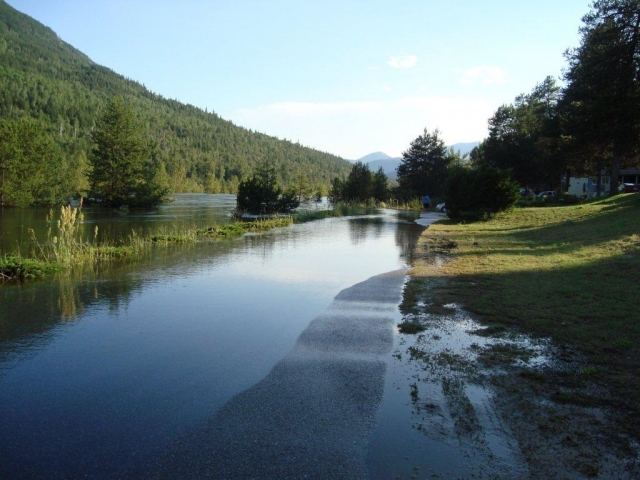 Parts of Genelle submerged as river level continues to rise; region offers flood updates