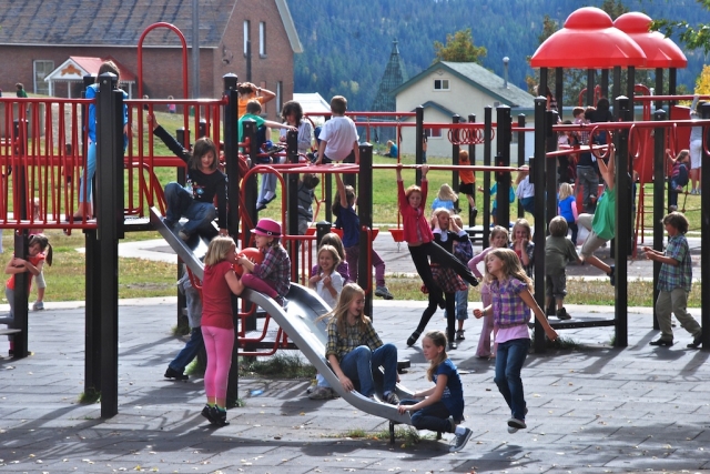 Rossland council supports Neighbourhoods of Learning as school closure crunch fast approaches 