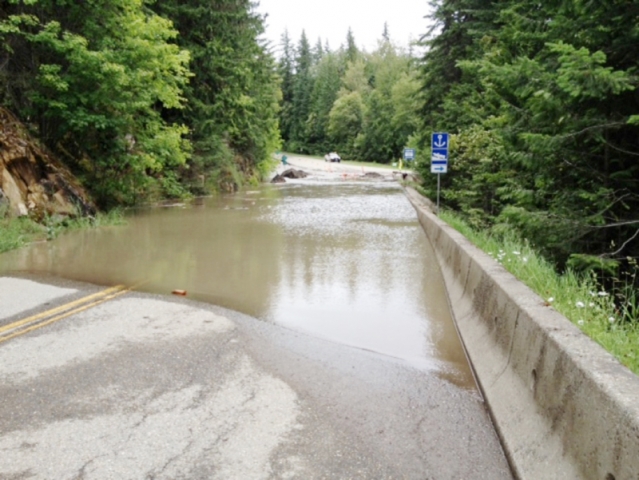 Break in weather allows people impacted by flooding a chance to begin clean up