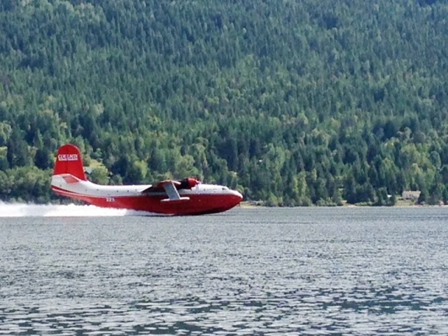 Firefighters battling Perry Ridge blaze get help from Martin Mars Water Bomber