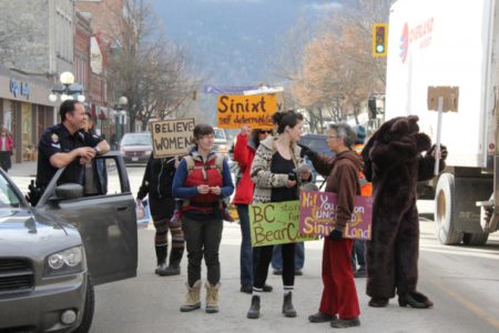 Small, but vocal, numbers turn out for #ShutDownCanada demonstration in Nelson