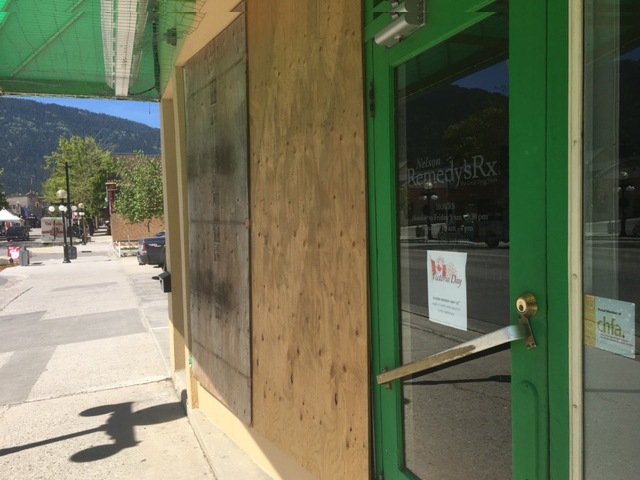 Man remains in custody after smashing windows in downtown Nelson